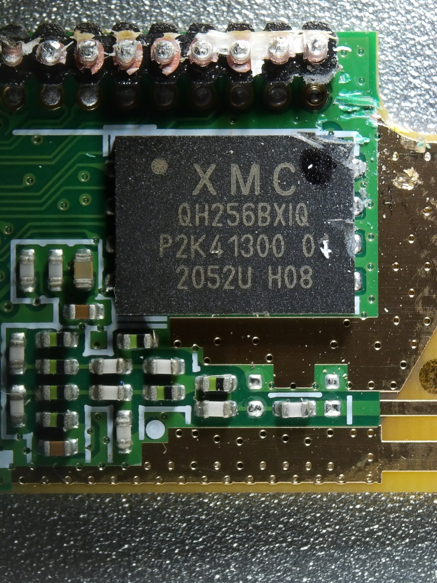 Close-up of the XMC QH256BXIQ SPI flash chip on the controller board
